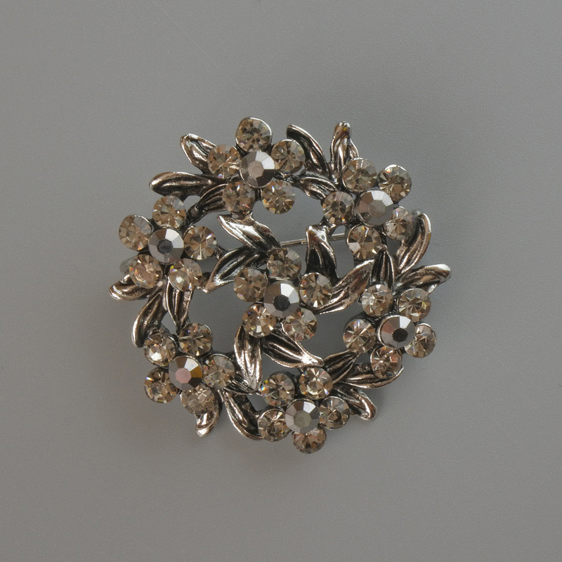 Broche Flor con strass gris, metal plateado 37x37 mm