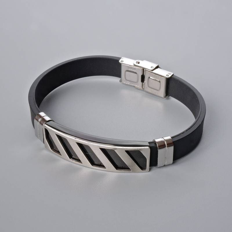 Pulsera masculina de caucho con inserciones metálicas