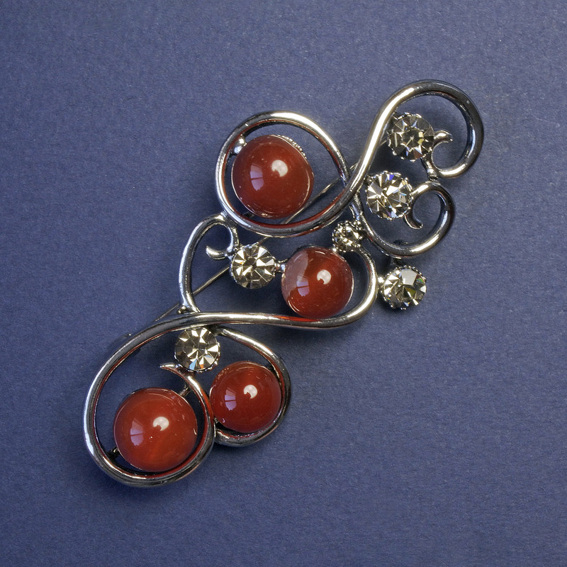 Broche con cornalina y strass grises color plata 75x37 mm+