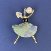 Broche-colgante «Chica» con strass blancos y perla, metal dorado, 47×32 mm ±