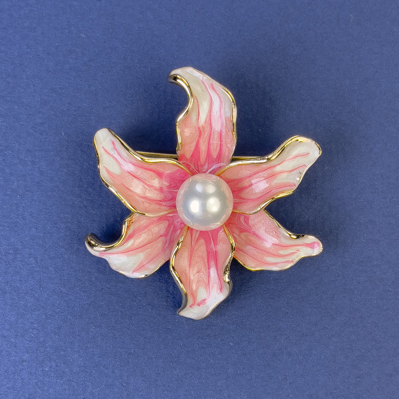 Broche Flor, diámetro 45 mm ± esmalte rosa y perla