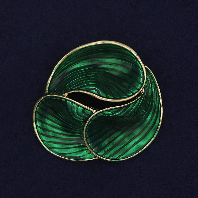Broche "Acento" con esmalte verde y metal dorado, 44 mm+