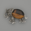 Broche-colgante Elefante con ojo de tigre 45×27 mm ±, metal plateado y strass negros
