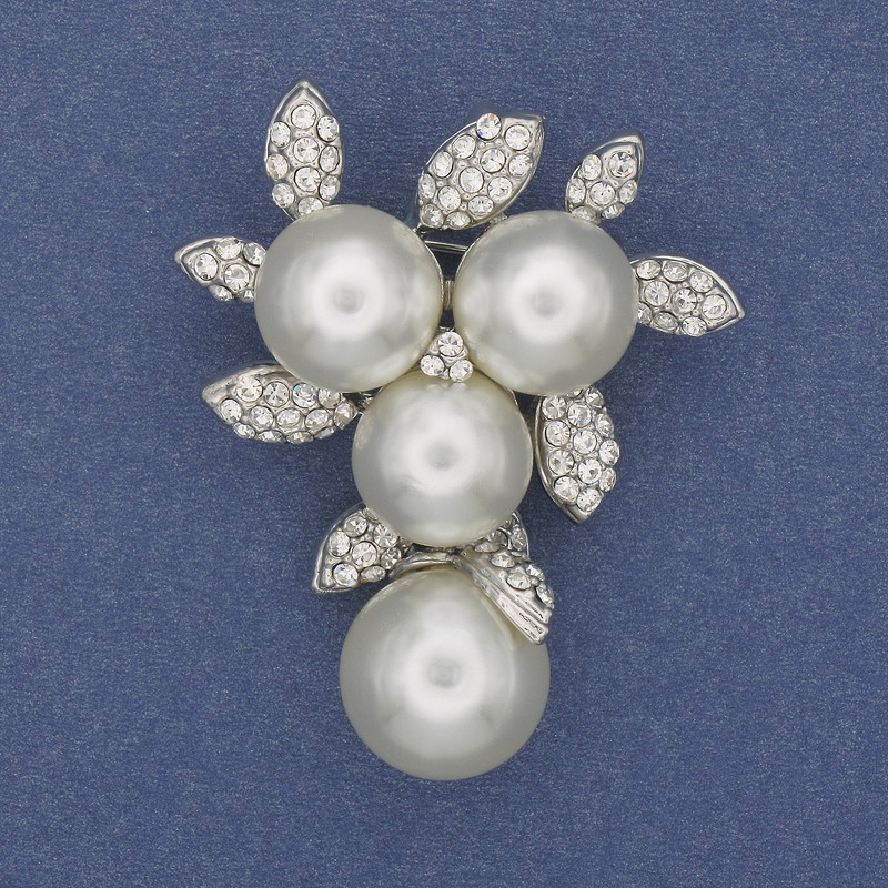 Broche-pendiente con perlas blancas y strass, metal plateado 44×36 mm+