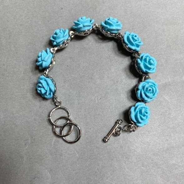 Pulsera Rosas azules de arcilla polimérica con cierre tipo toggle