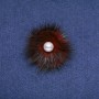 Broche de piel de visón color burdeos con perla