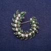 ¡Rebaja! Broche Guirnalda de Hojas con cuentas perladas, metal dorado 38x43 mm