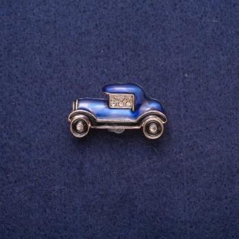 Broche de automóvil azul y negro esmaltado con cristales, metal dorado 17×29 mm