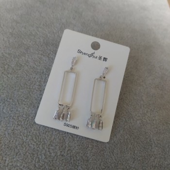 Aretes de presión con piedras blancas 9×44 mm, serie 925, color del metal: plata