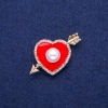 ¡Liquidación! Broche Corazón con esmalte rojo, strass blancos y cuenta perlada 25×42 mm, metal dorado