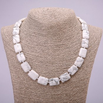 Collar de howlita natural rectangular, dimensiones 13×18 mm, longitud 48 cm