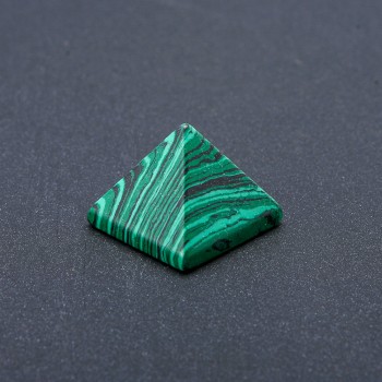Pirámide de malaquita (prensada), altura ±24 mm, longitud ±29 mm