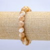 Pulsera elástica natural de madreperla beige. Bola lisa, diámetro 10 mm ±, longitud 18 cm ±