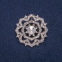 Broche de metal plateado con strass blancos 40×40 mm
