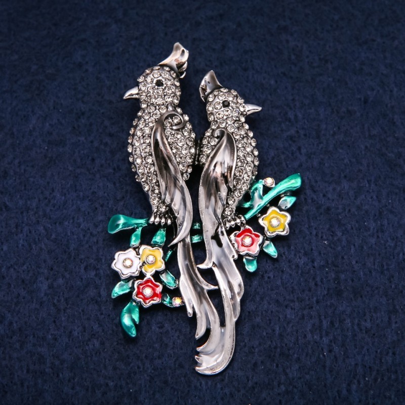 Broche de Loros esmaltado y strass grises 42 × 67 mm