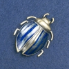 Broche «Escarabajo» de metal dorado cálido, esmalte azul y strass negros 58×24 mm +
