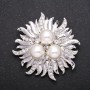 Broche de perla «Flor» color plata blanca 50 mm
