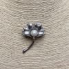 Broche «Ramo» metal plateado, perlas de Mallorca y cristales 45×32 mm +