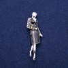 Broche-colgante «Dama con esmalte» plateado