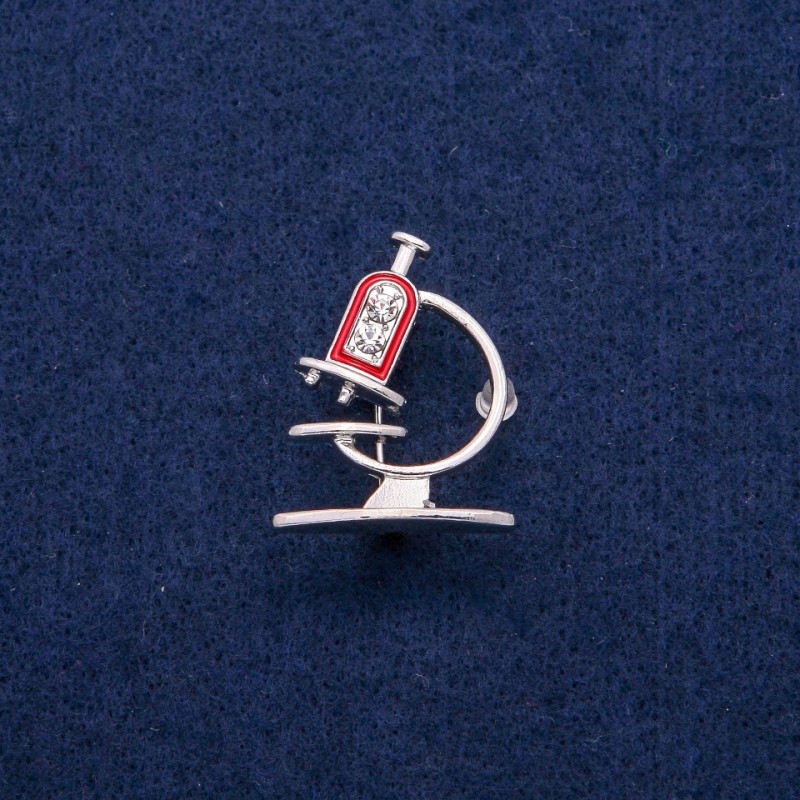 Broche Microscopio con esmalte y strass, 24×31 mm, metal plateado