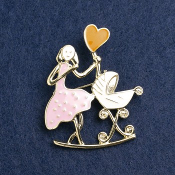 Broche 'Mamá con la cuna', esmalte rosa y blanco, metal dorado 46×38 mm