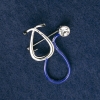 Broche Estetoscopio esmaltado azul, con piedra blanca, metal plateado 44×29 mm