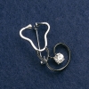 Broche de estetoscopio con esmalte negro y piedra blanca, metal plateado 44×25 mm