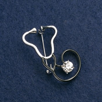 Broche de estetoscopio con esmalte negro y piedra blanca, metal plateado 44×25 mm