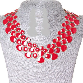 Collar 'Portón' con esmalte rojo